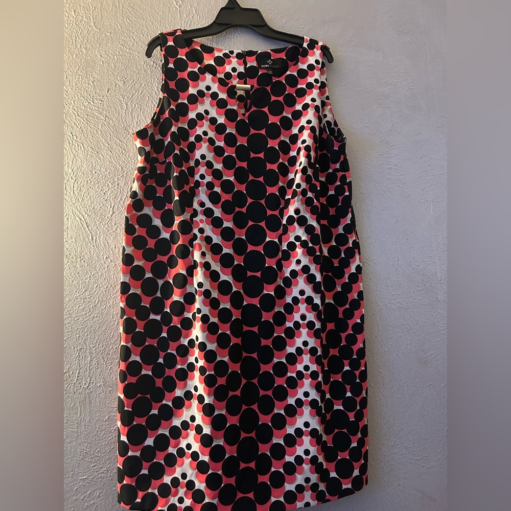 Ronni Nicole Sleeveless Shift Dress in Black, White & Pink Dot Print